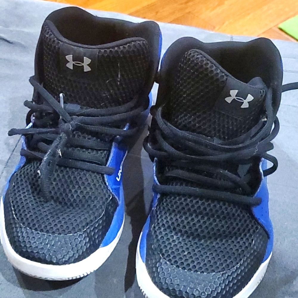 Youth athletic shoes